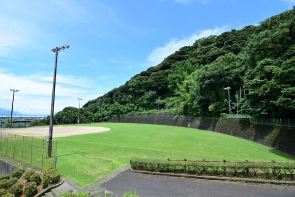 ソフトボール場と山城跡