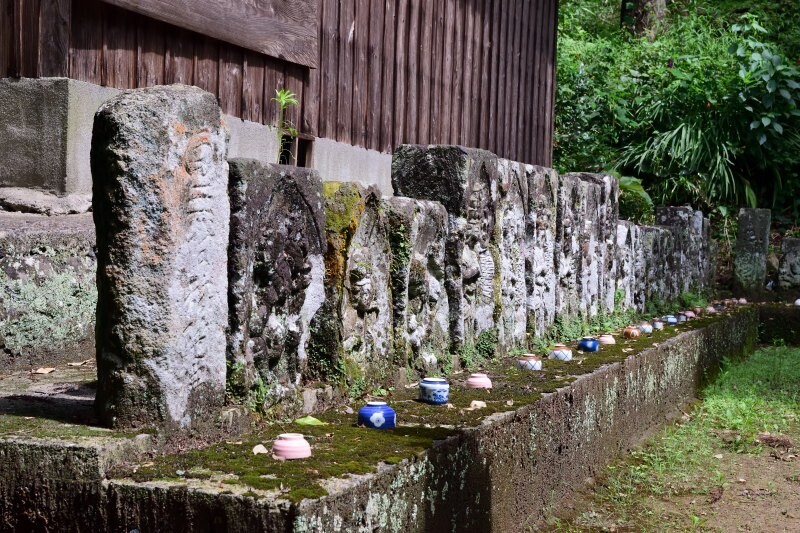 建物横の石仏