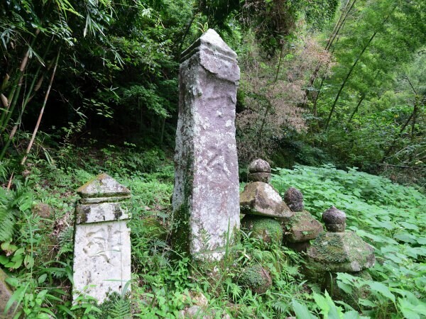 寺院跡の板碑
