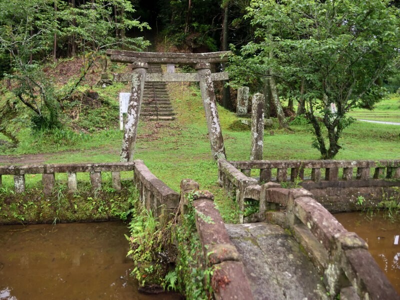 石造りの鳥居と橋がある