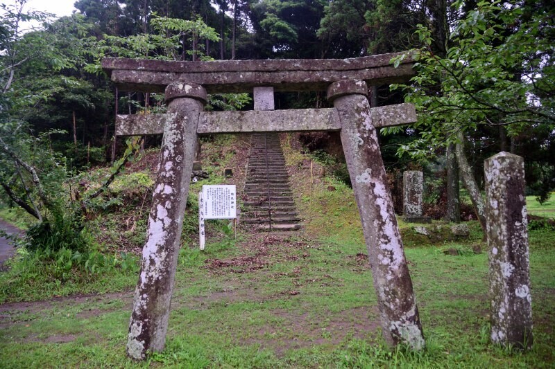 鳥居をくぐって参道へ