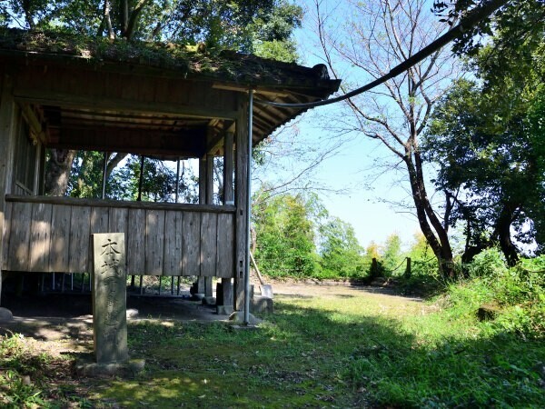 城跡の城址碑