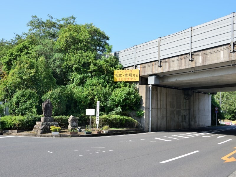 道路脇の田の神像