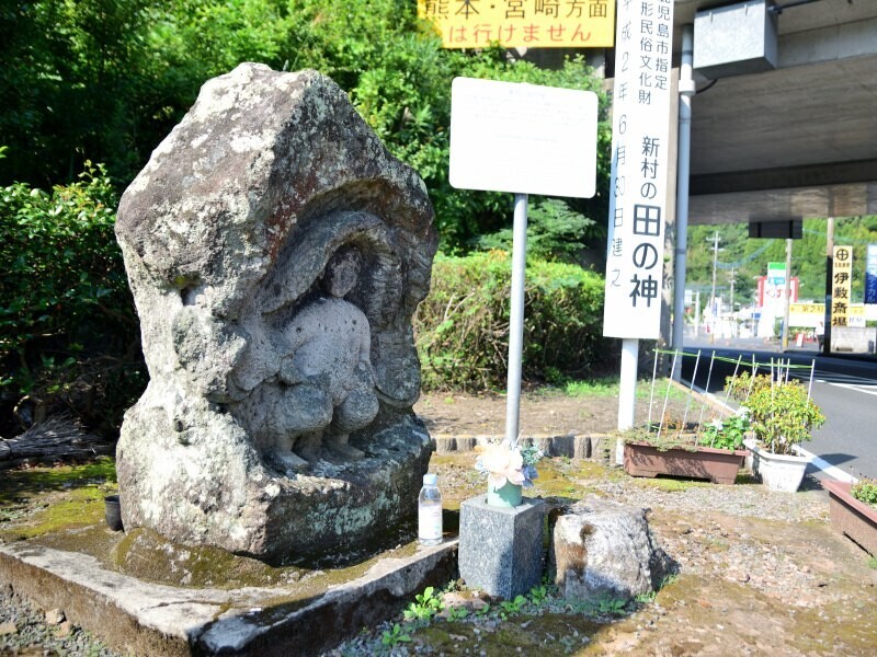 レリーフ型の田の神像