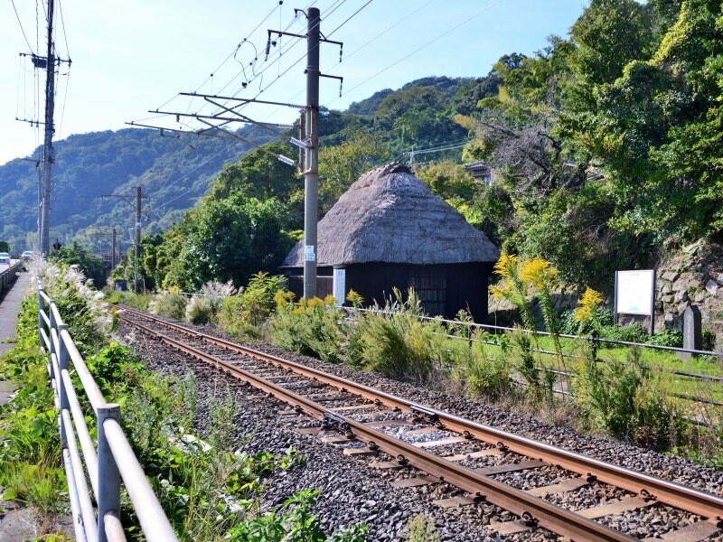 線路沿いの古民家