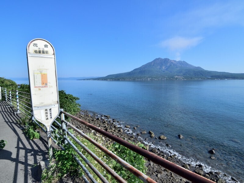 バス停と海と桜島