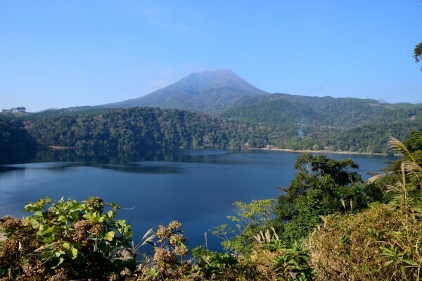 火口湖と火山の風景
