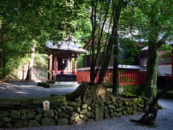 本殿を脇から固める