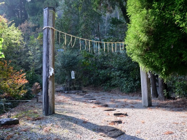 小さな祠がある