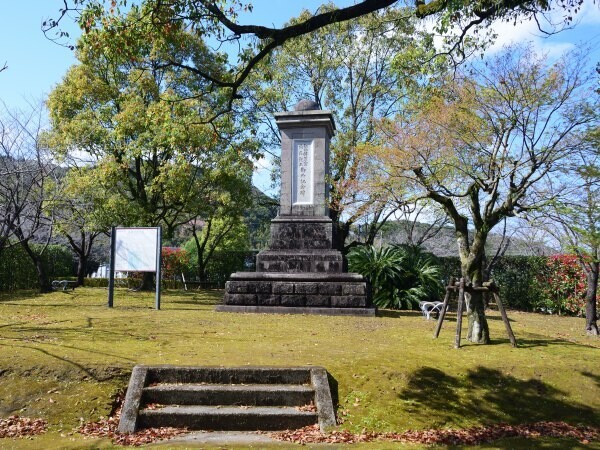 広場と石碑