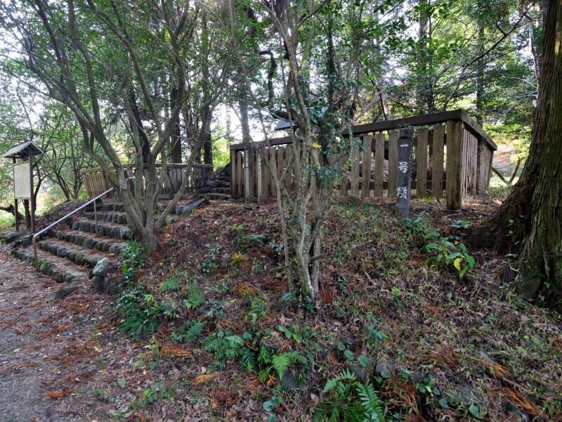 古墳の上に祠がある