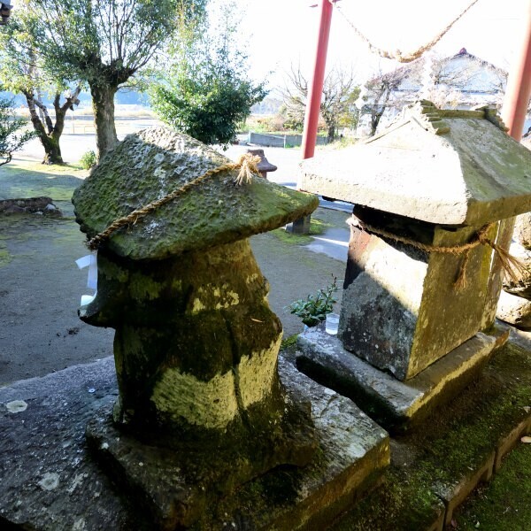 田の神像の後ろ姿