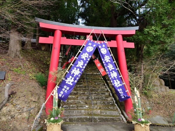 朱の鳥居と石段