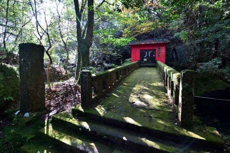 石橋と社殿
