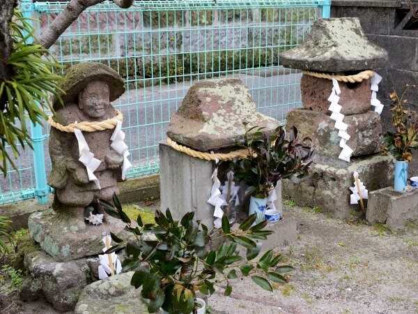 田の神像と石祠