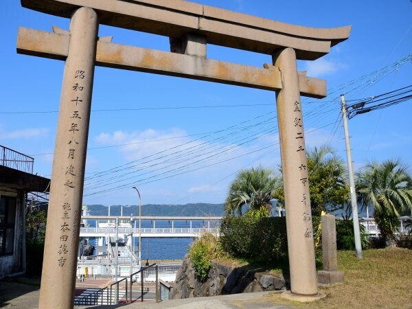 鳥居と海