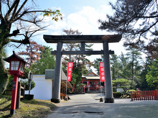 鳥居の奥に社殿が見える