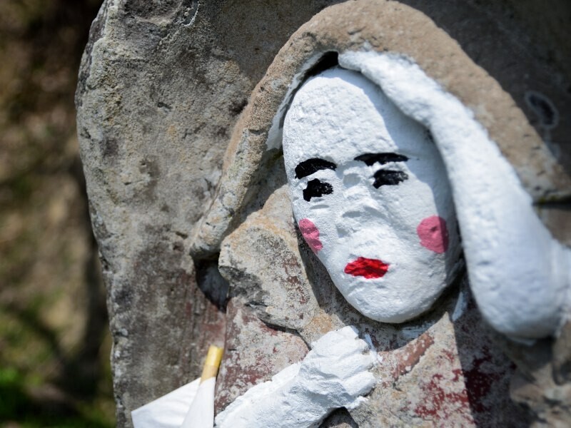 笑顔の田の神像