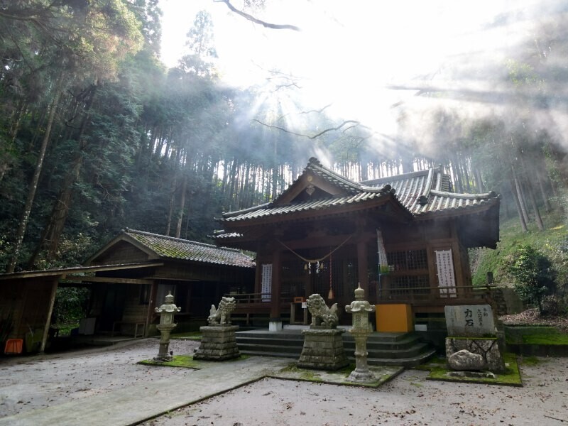 けむる神社