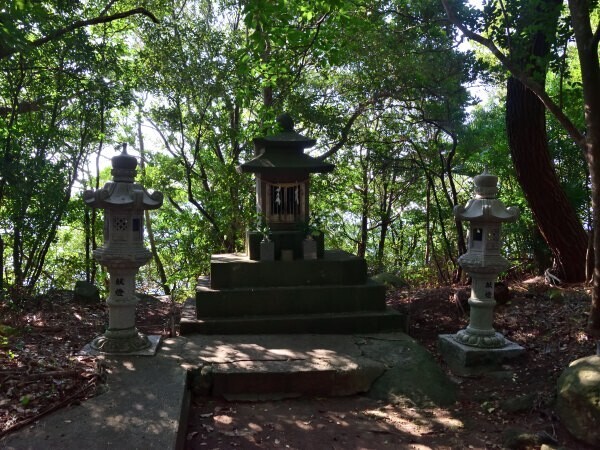 森の中の石祠