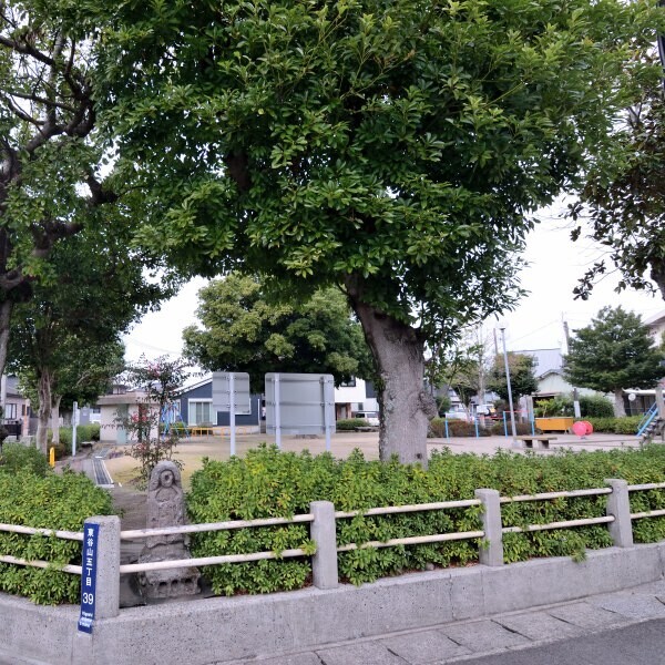 公園の一角に田の神像