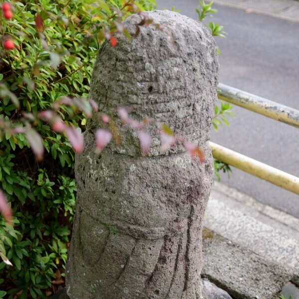 田の神像の後ろ姿