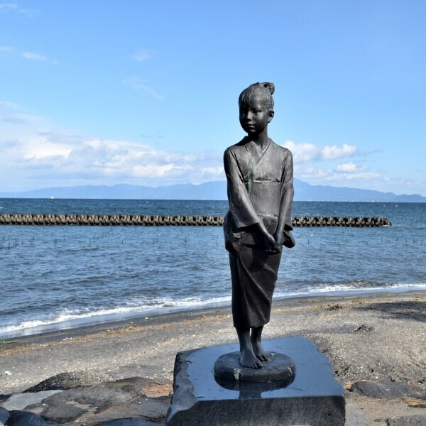 海辺の銅像