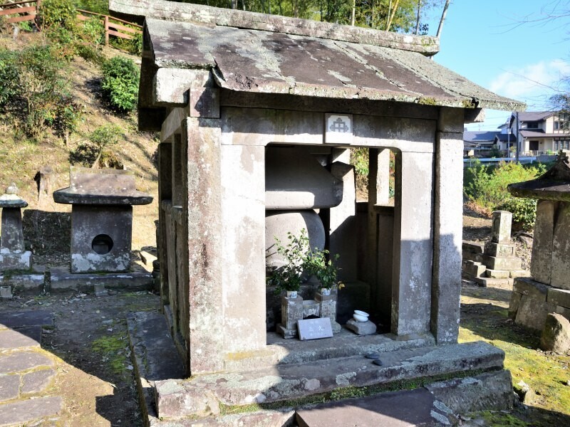 石屋と五輪塔