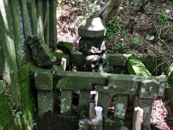 玉垣の中の石塔