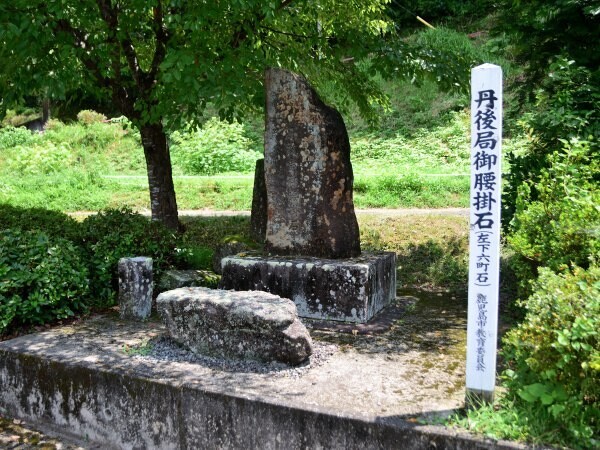 石と記念碑