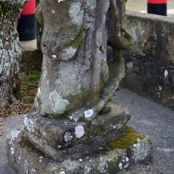 田の神像の足下