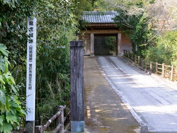 龍虎城の標柱、奥に門