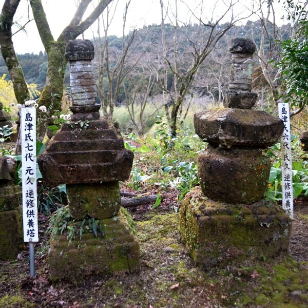 石塔が二つ