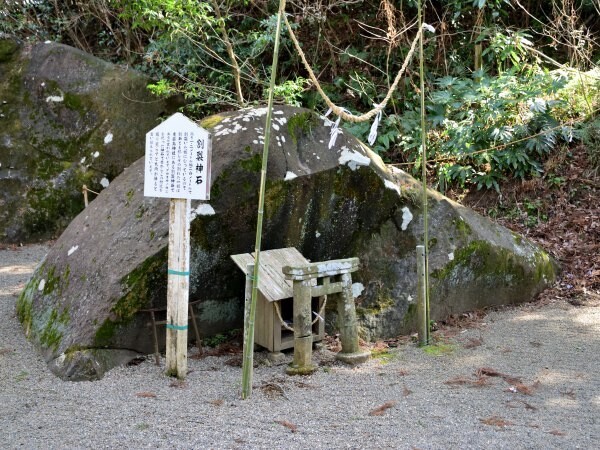 石と小さな鳥居