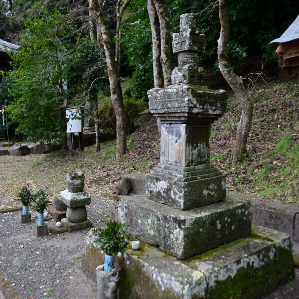 大きな石塔