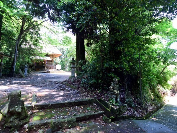 白木神社の境内へ
