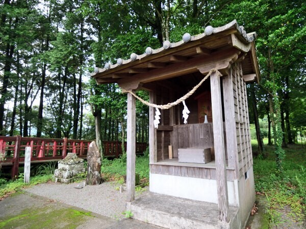 諏訪神社の境内に