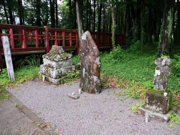 諏訪神社の境内に