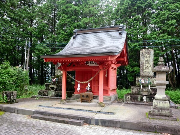 諏訪神社の境内に