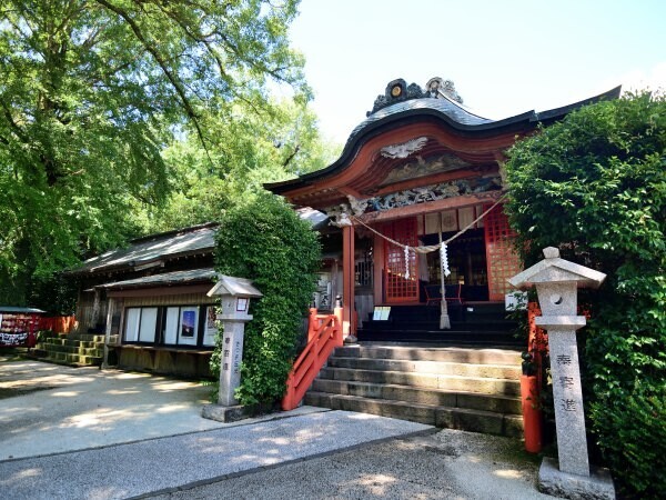 新田神社の社殿