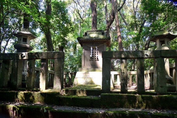 玉垣と石祠