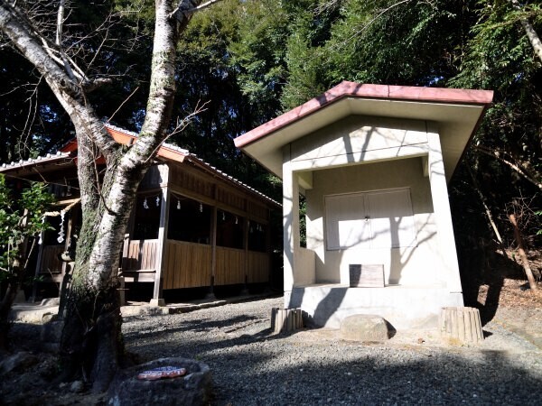 金鐘寺関連のものを安置する