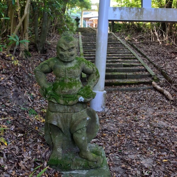 鳥居の前に