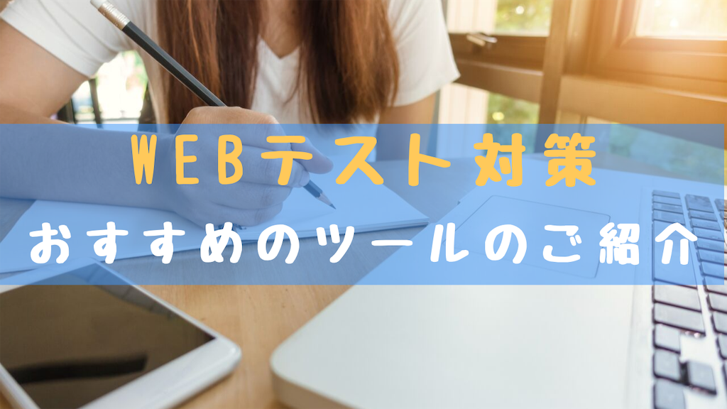 女性が机の上でノートパソコンを見ながらノートに何か書いている