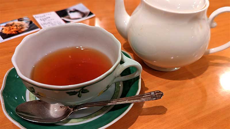 ç´…èŒ¶ãŒã¯ã„ã£ãŸã‚«ãƒƒãƒ—ã¨ãƒãƒƒãƒˆ