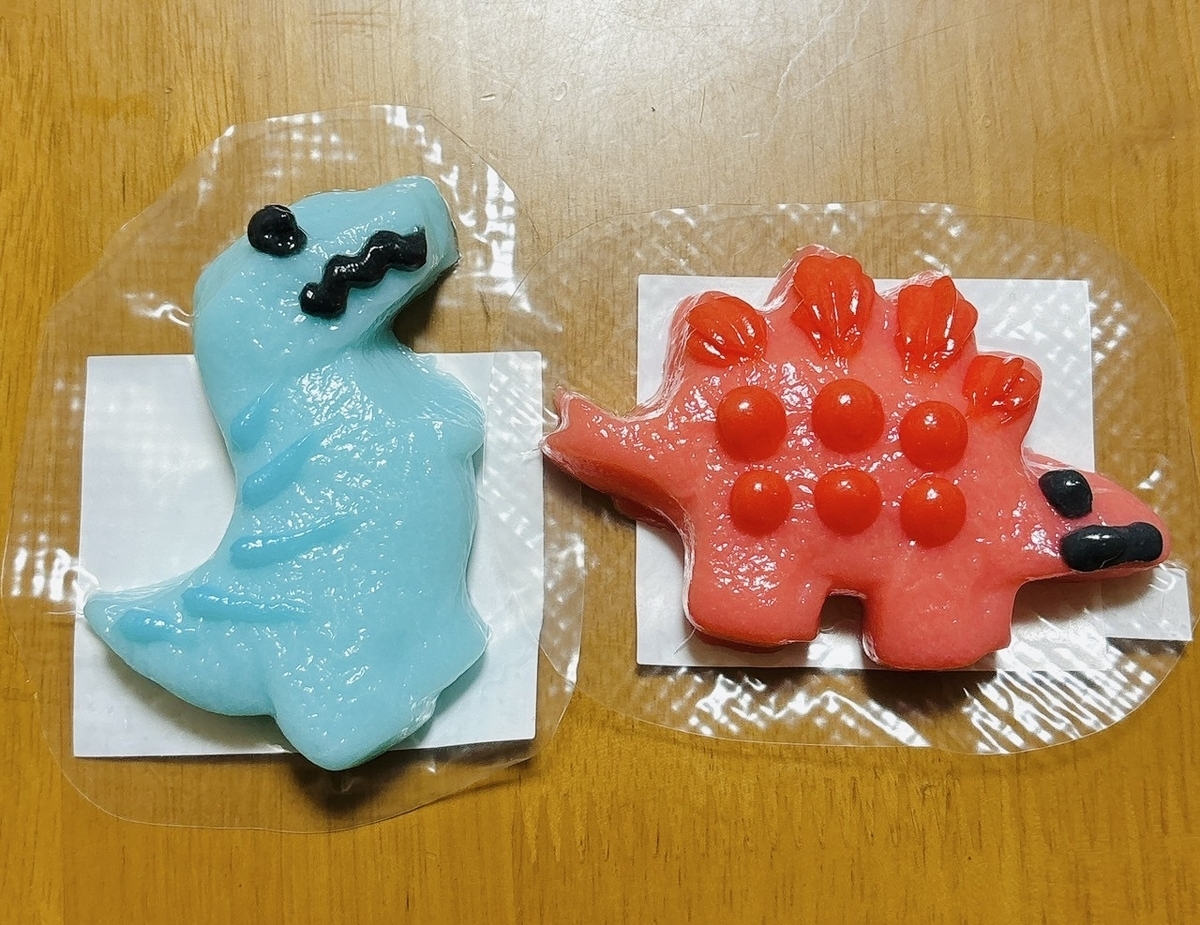 草食恐竜の形をした赤いかまぼこと、ティラノサウルスの形をした青いかまぼこ