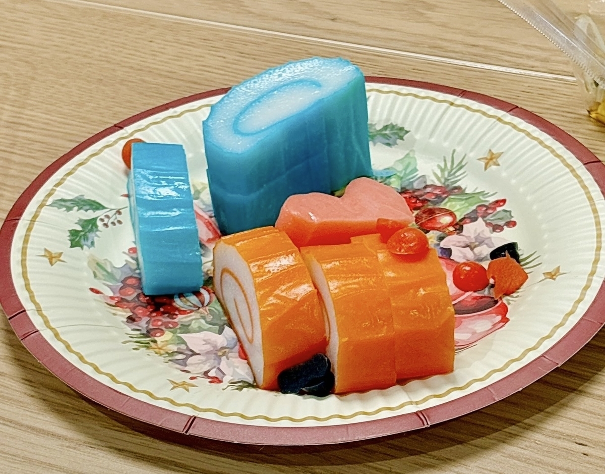 巻き形タイプの赤（オレンジ？）と青色のかまぼこ