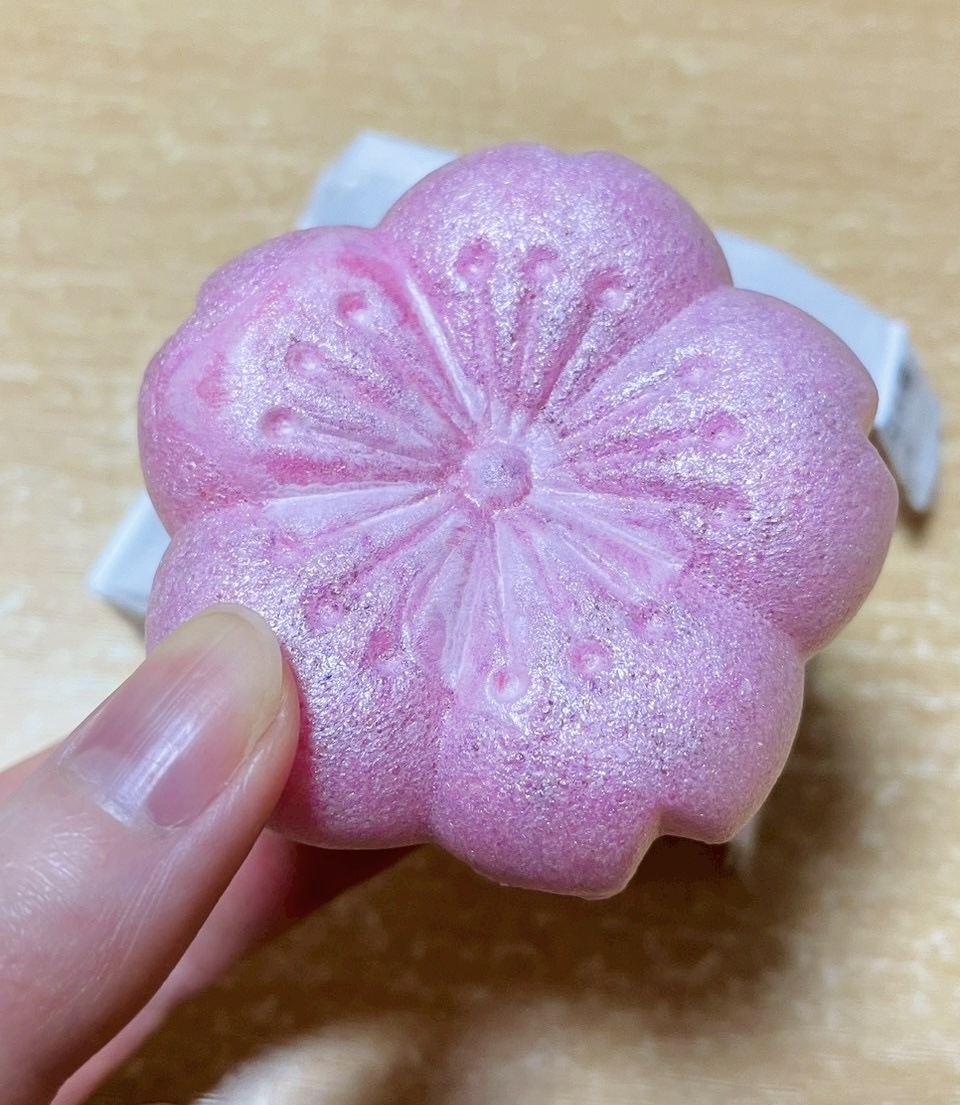 桜の色と形をしたとらやのモナカ
