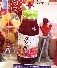 クランベリージュース（の上に小さなブンレッドが乗っている。かわいい）