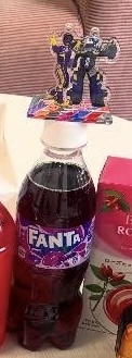 FANTAグレープの上にブンバイオレット＆ビュンディーのアクスタが立っている